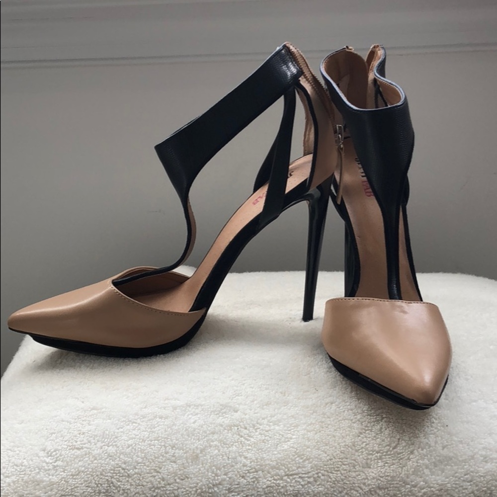 Strappy pumps
